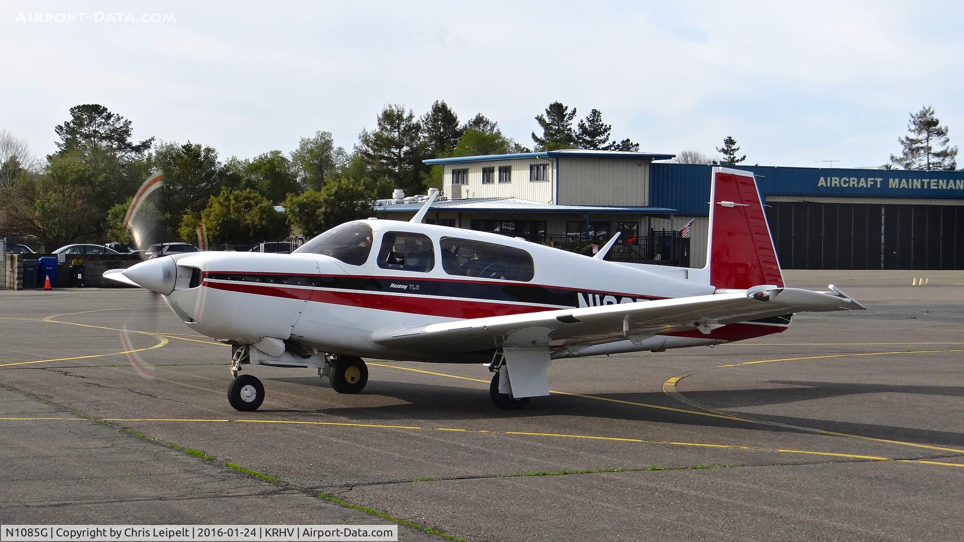 N1085G, 1989 Mooney M20M Bravo C/N 27-0009, Locally-based 1989 Mooney M20M taxing to the fuel dock for the cheapest Av-Gas in the entire Bay Area at Petaluma Municipal Airport, Petaluma, CA.