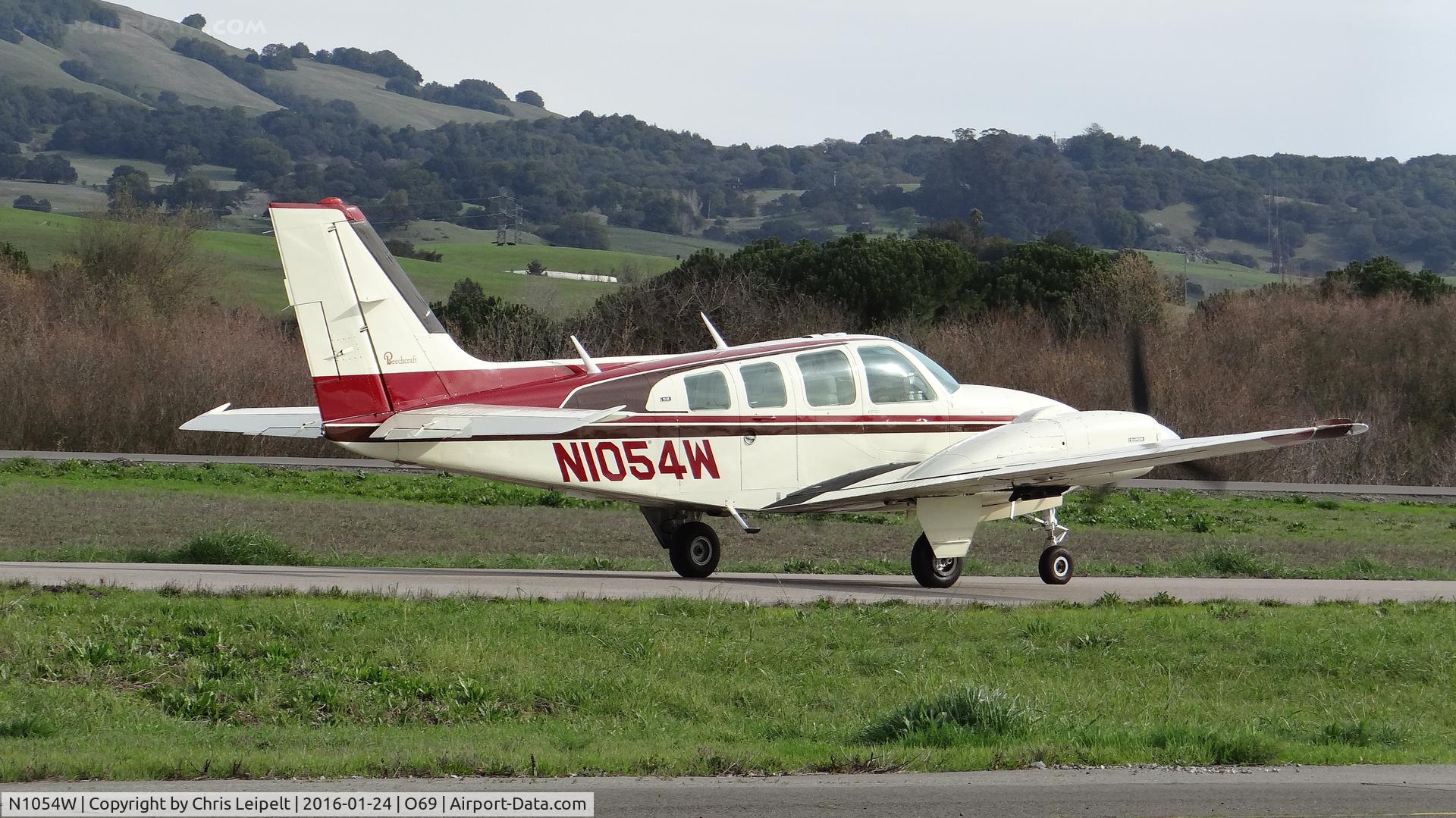 N1054W, 1973 Beech 58 Baron C/N TH-312, Gnoss Field-based 1973 Beechcraft Baron 58 taxing out for departure at Petaluma Municipal Airport, Petaluma, CA.