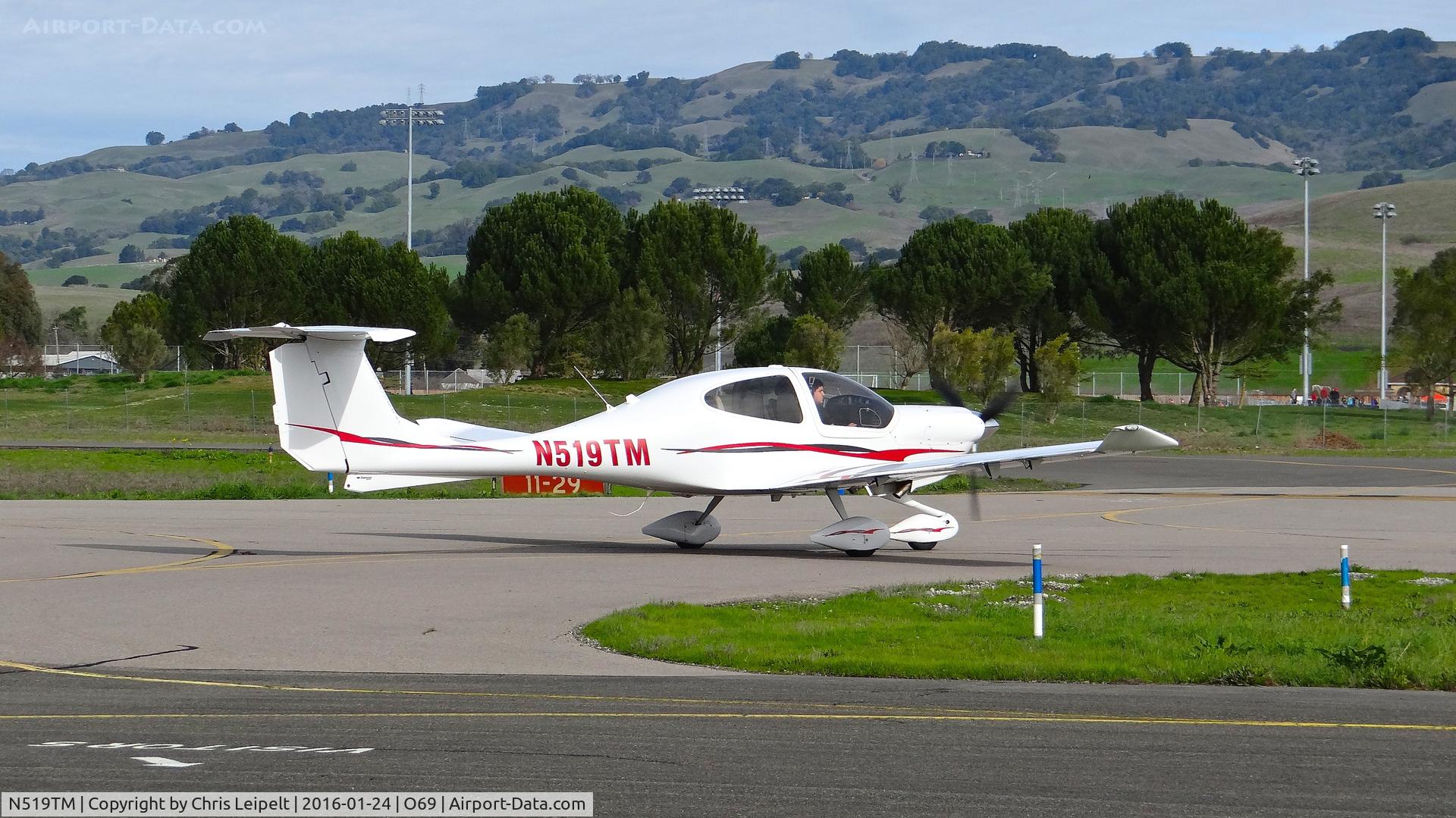 N519TM, 2007 Diamond DA-40 Diamond Star C/N 40.818, Palo Alto-based 2007 Diamond Star DA-40 taxing out for departure back home at Petaluma Municipal Airport, Petaluma, CA.