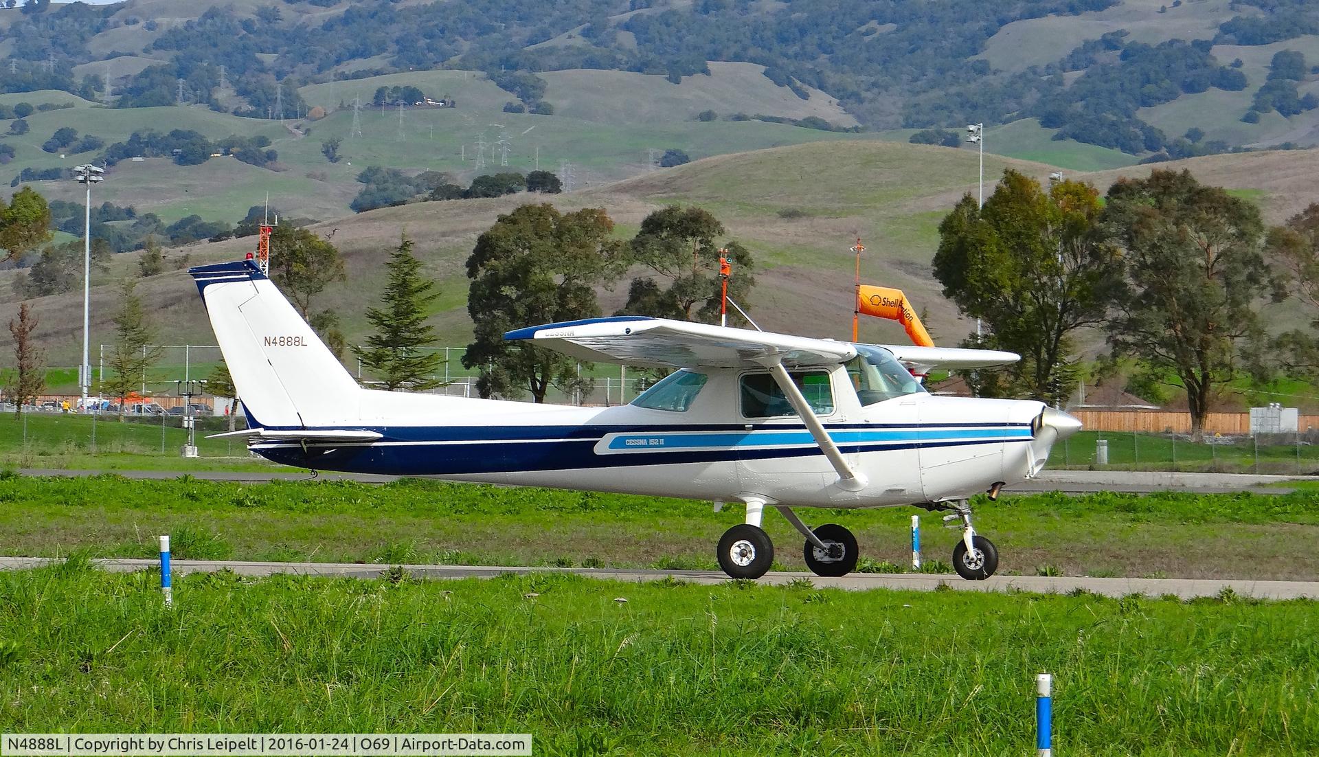 N4888L, 1980 Cessna 152 C/N 15284239, Locally-based 1980 Cessna 152 taxing out for departure at Petaluma Municipal Airport, Petaluma, CA.