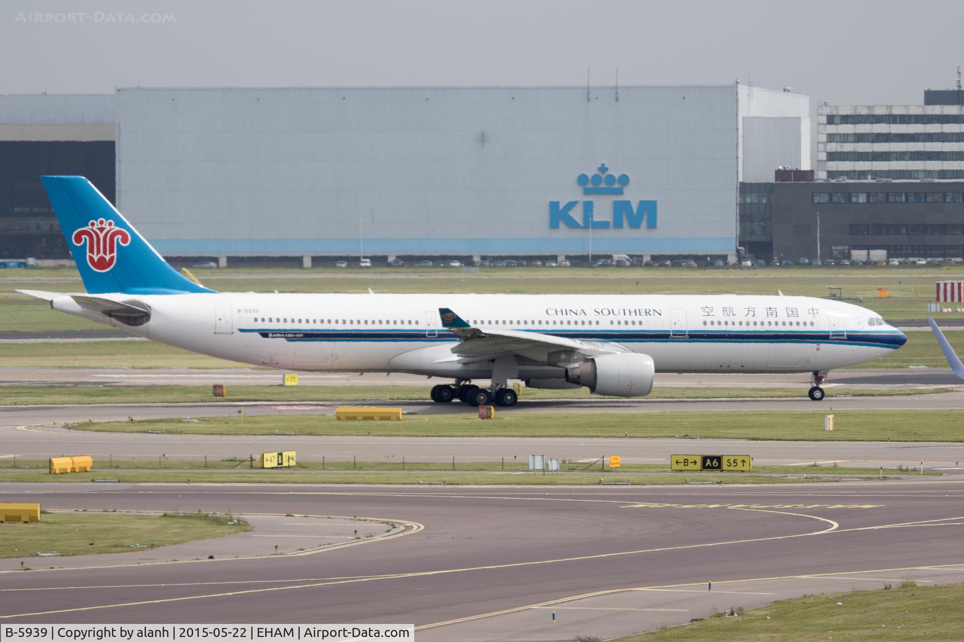 B-5939, 2013 Airbus A330-323X C/N 1494, Taxying for departure