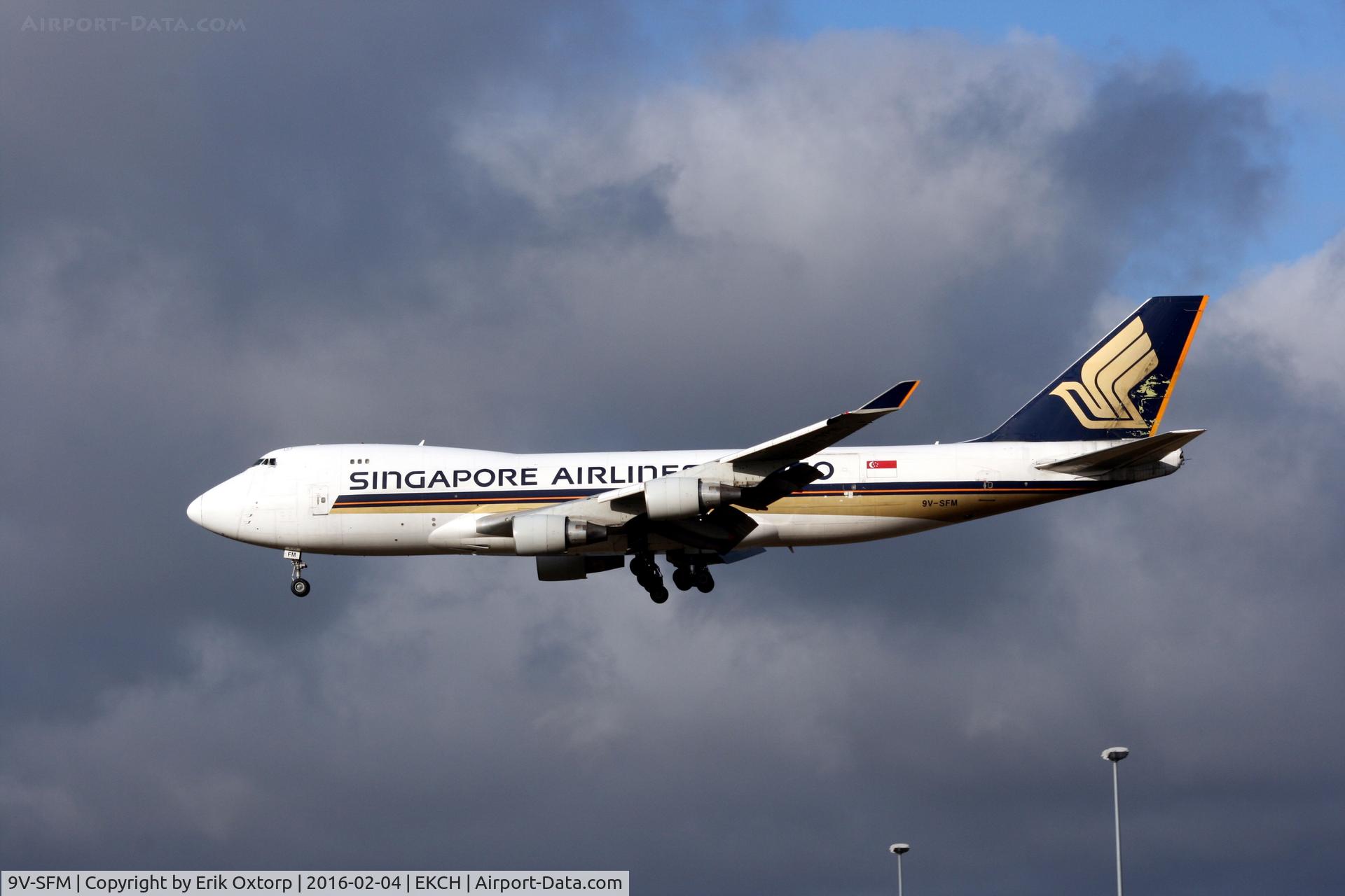 9V-SFM, 2003 Boeing 747-412F/SCD C/N 32898, 9V.SFM landing rw 22L