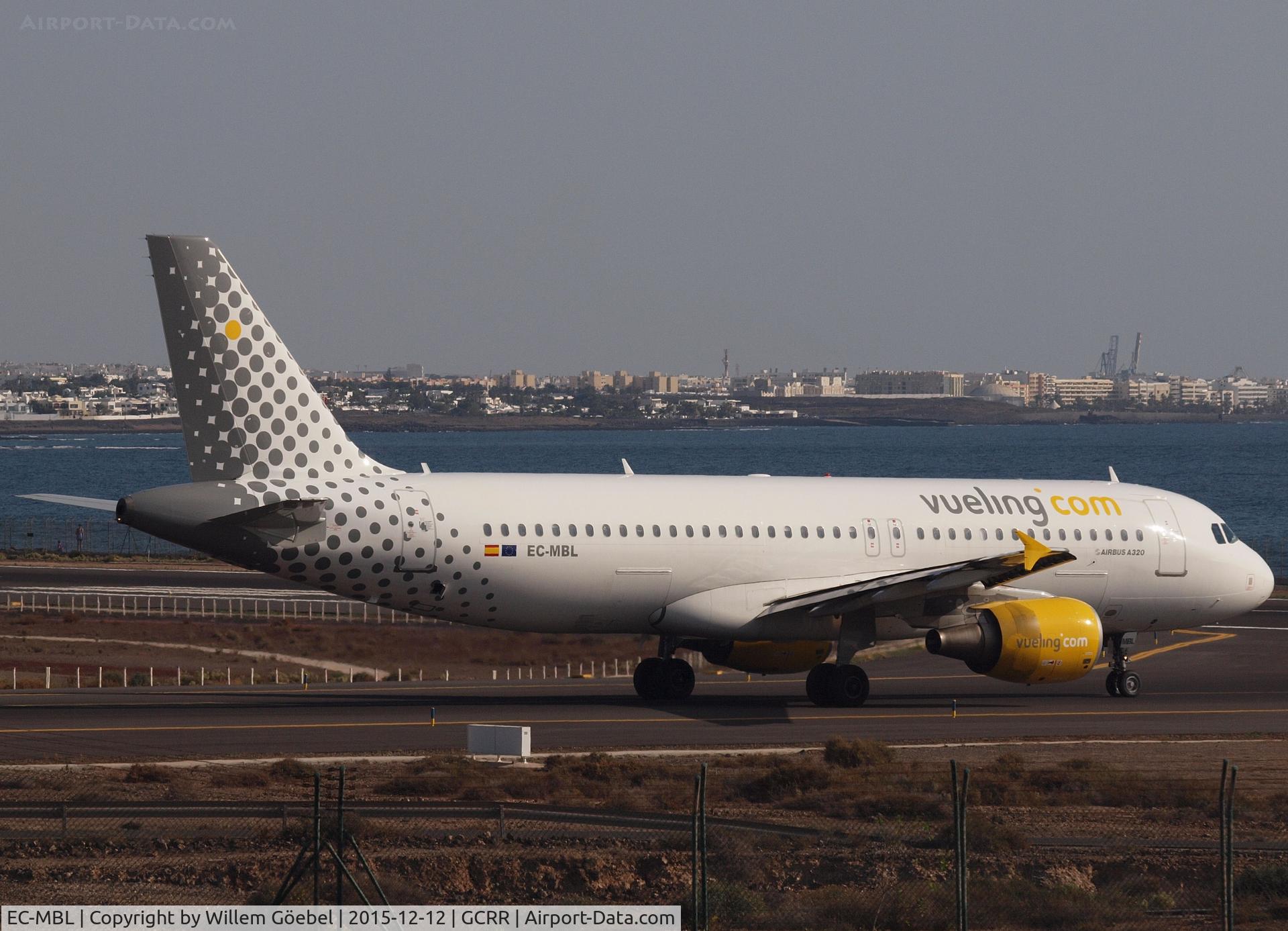 EC-MBL, 2009 Airbus A320-214 C/N 3833, Taxi to the runway of airport of Lanzarote