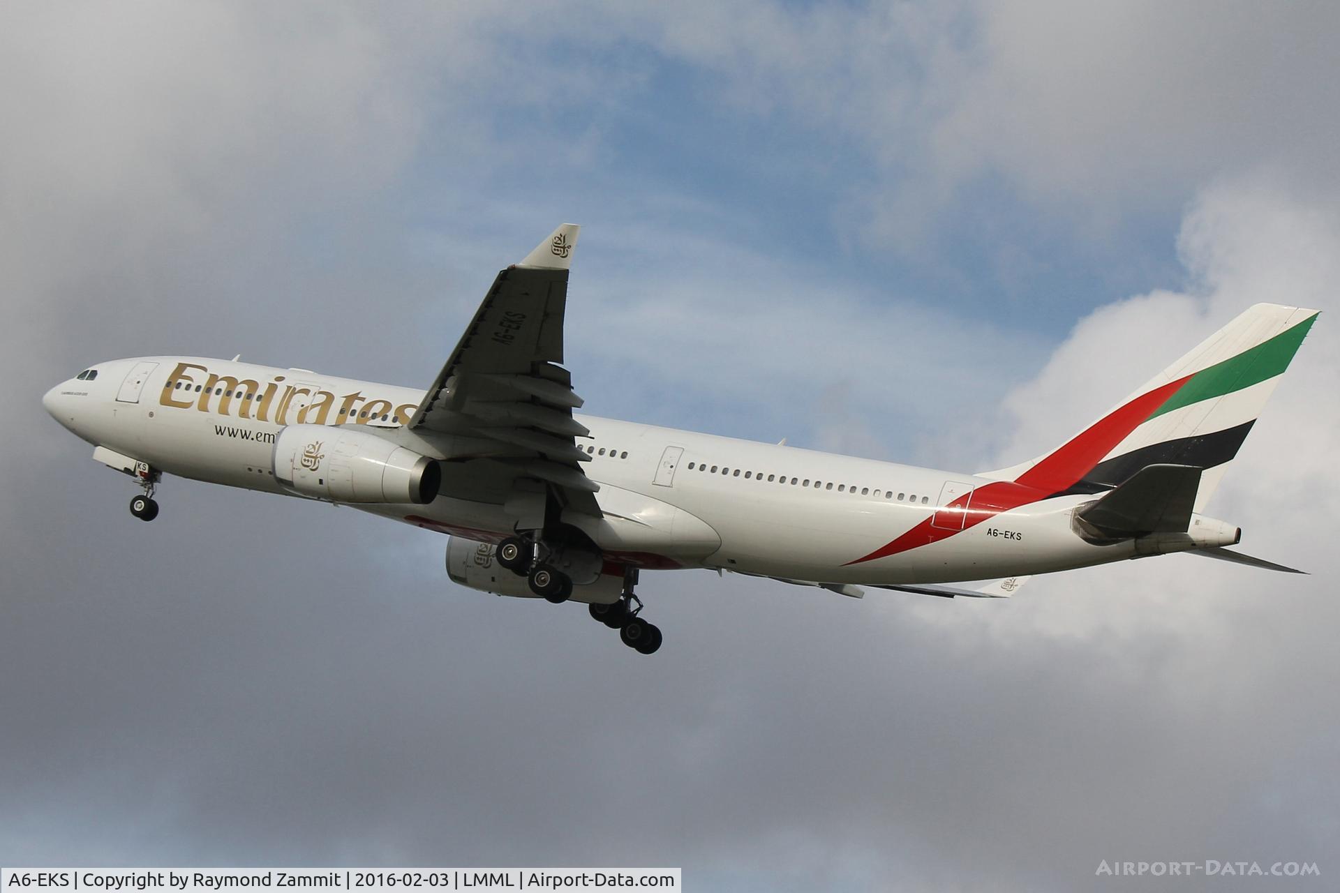 A6-EKS, 1999 Airbus A330-243 C/N 283, A330 A6-EKS Emirates Airlines