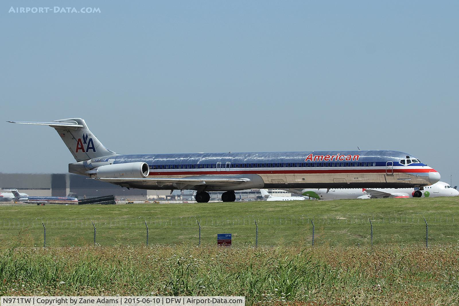 N971TW, 1999 McDonnell Douglas MD-83 (DC-9-83) C/N 53621, At DFW Airport