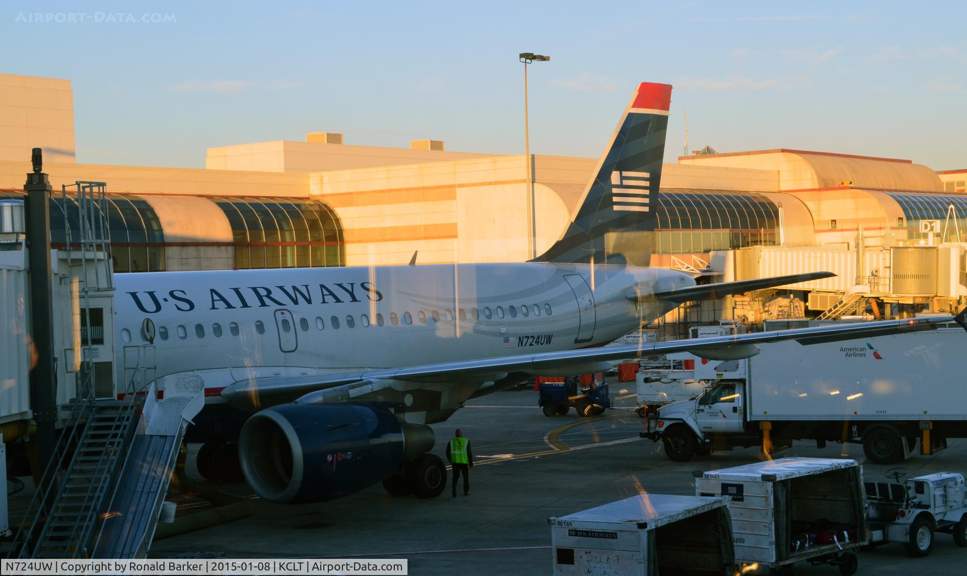 N724UW, 1999 Airbus A319-112 C/N 1122, At the gate CLT