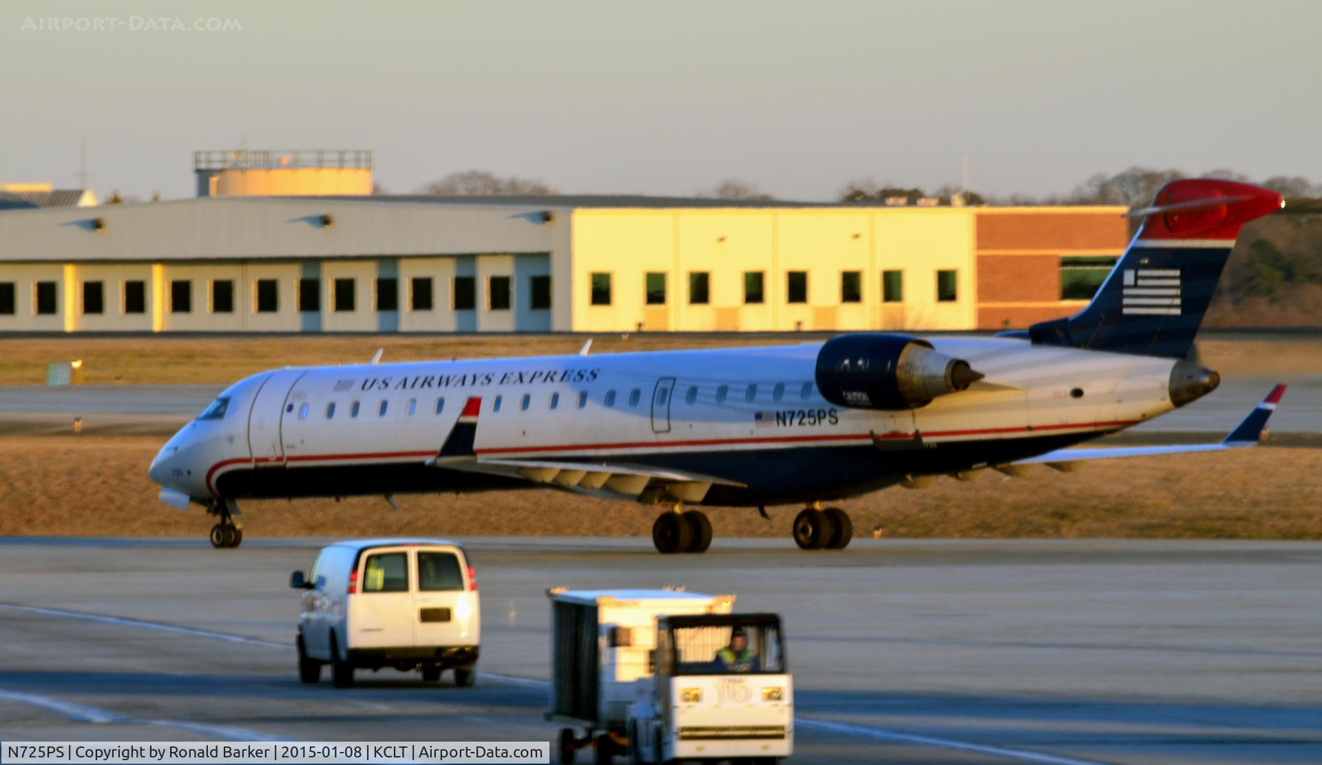 N725PS, 2005 Bombardier CRJ-701 (CL-600-2C10) Regional Jet C/N 10186, Taxi CLT