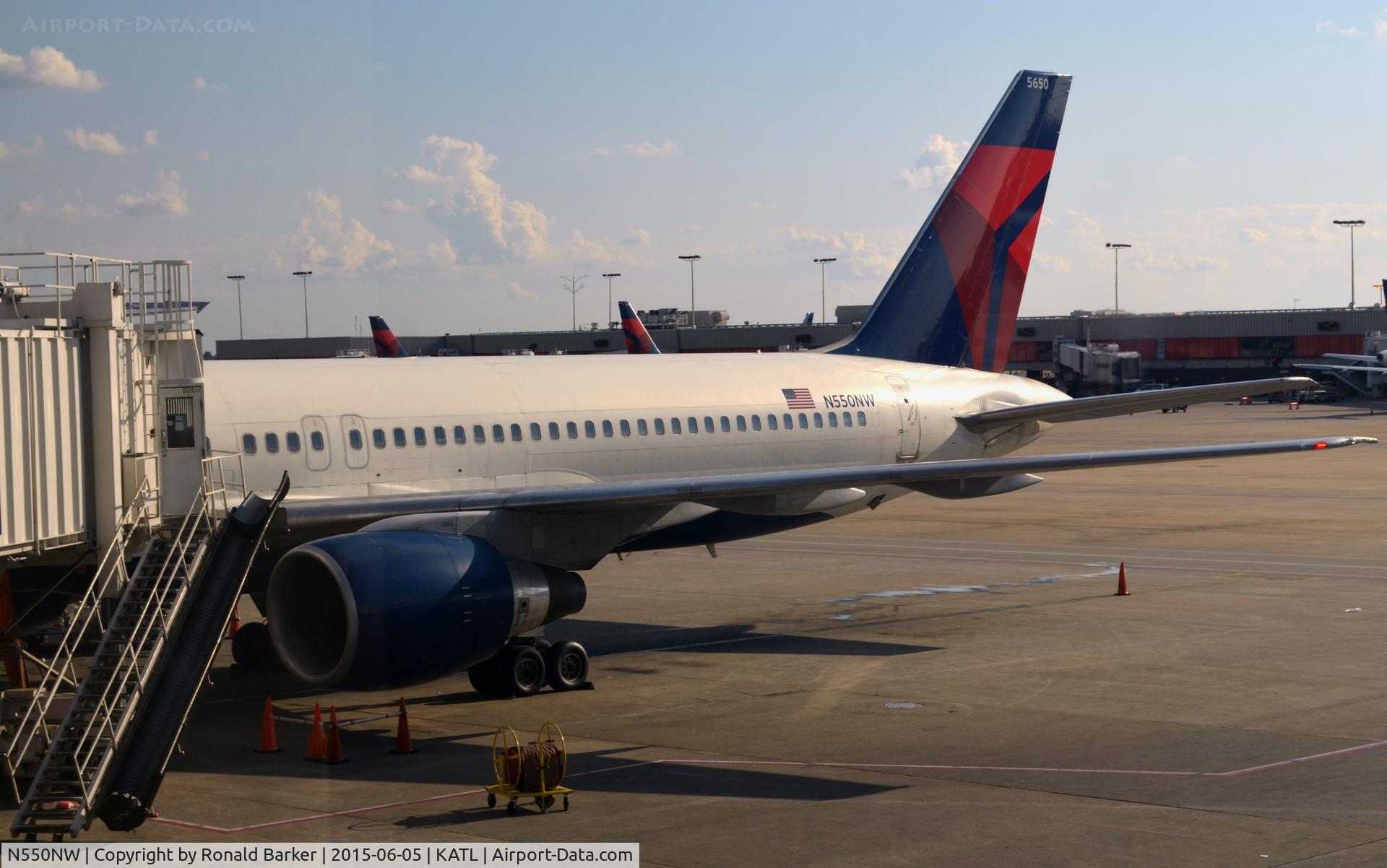N550NW, 2001 Boeing 757-251 C/N 26497, At the gate Atlanta