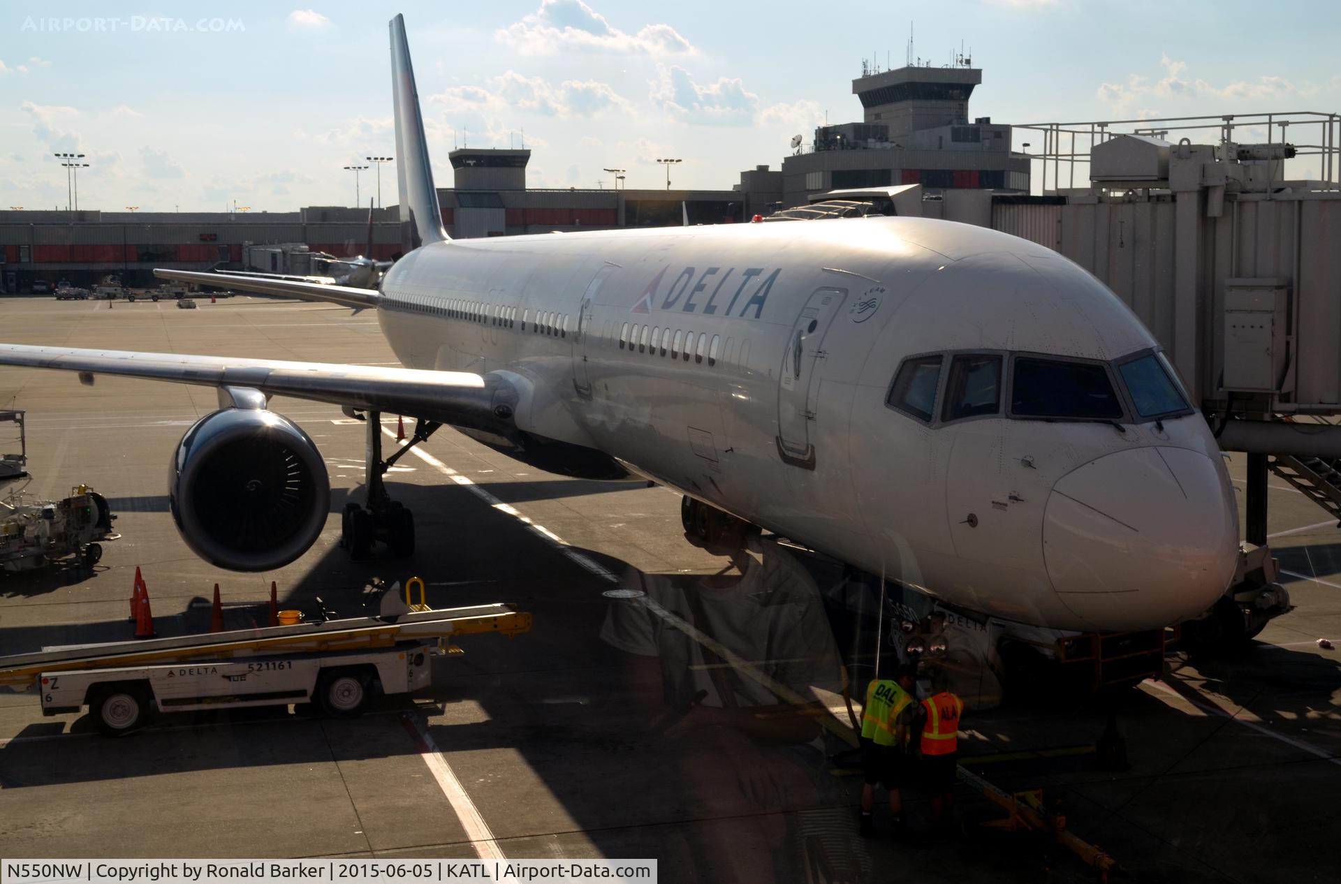 N550NW, 2001 Boeing 757-251 C/N 26497, At the gate Atlanta