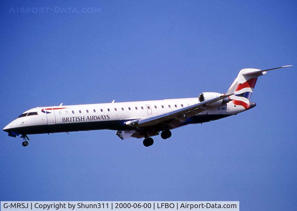 G-MRSJ, 2001 Canadair CRJ-700 (CL-600-2C10) Regional Jet C/N 10029, Landing rwy 33L