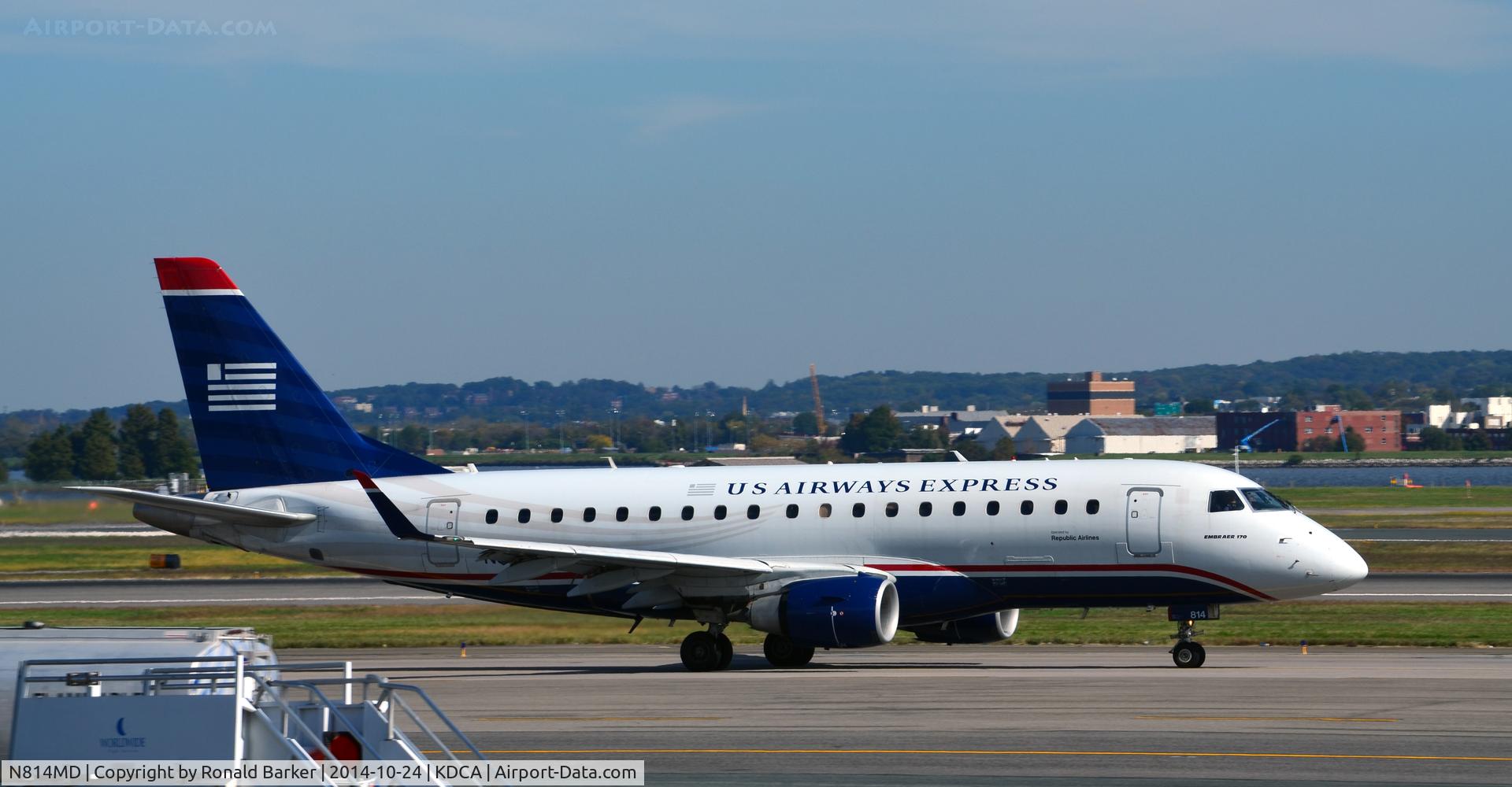 N814MD, 2004 Embraer 170SU (ERJ-170-100SU) C/N 17000033, Taxi National