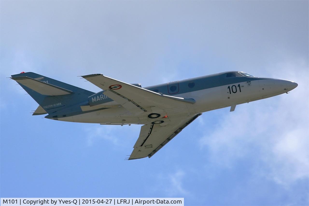 M101, 1977 Dassault Falcon 10MER C/N 101, Dassault Falcon 10 MER, Take off rwy 26, Landivisiau Naval Air Base (LFRJ)