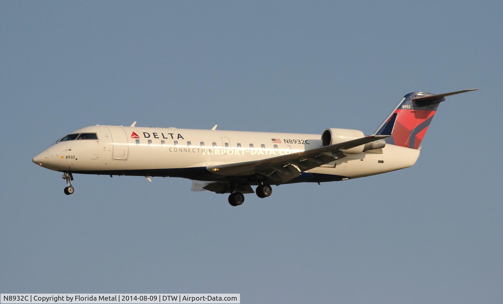 N8932C, 2004 Bombardier CRJ-200 (CL-600-2B19) C/N 7932, Delta Connection