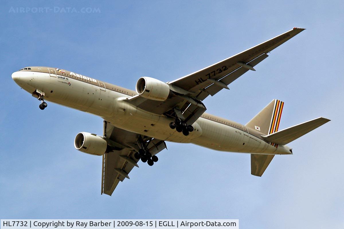 HL7732, 2004 Boeing 777-28E/ER C/N 29174, Boeing 777-28EER [29174] (Asiana Airlines) Home~G 15/08/2009. On approach 27R.