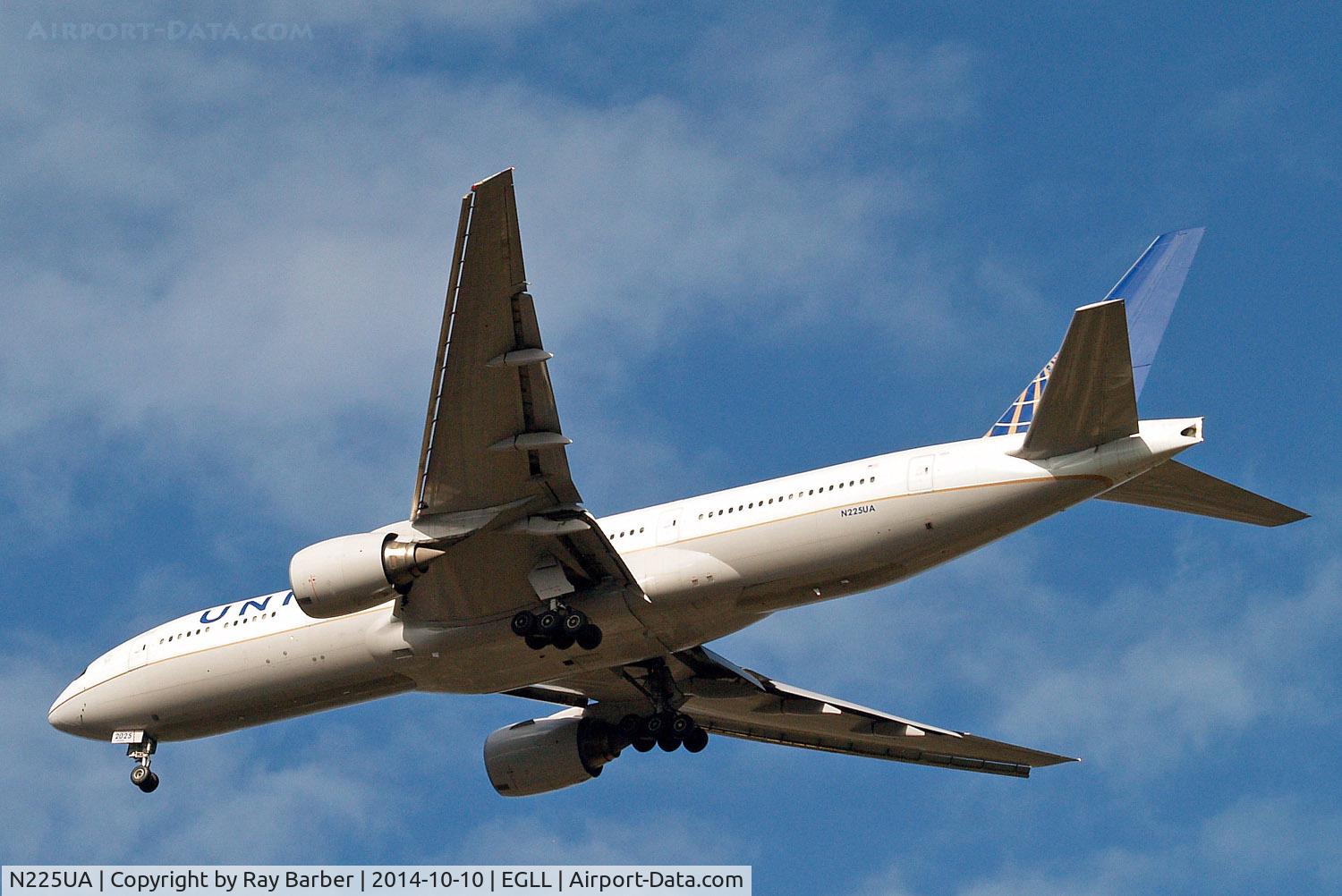N225UA, 2001 Boeing 777-222/ER C/N 30554, Boeing 777-222ER [30554] (United Airlines) Home~G 10/10/2014. On approach 27R.