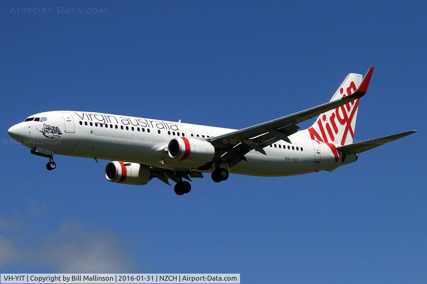 VH-YIT, 2012 Boeing 737-8FE C/N 38717, finals to 02