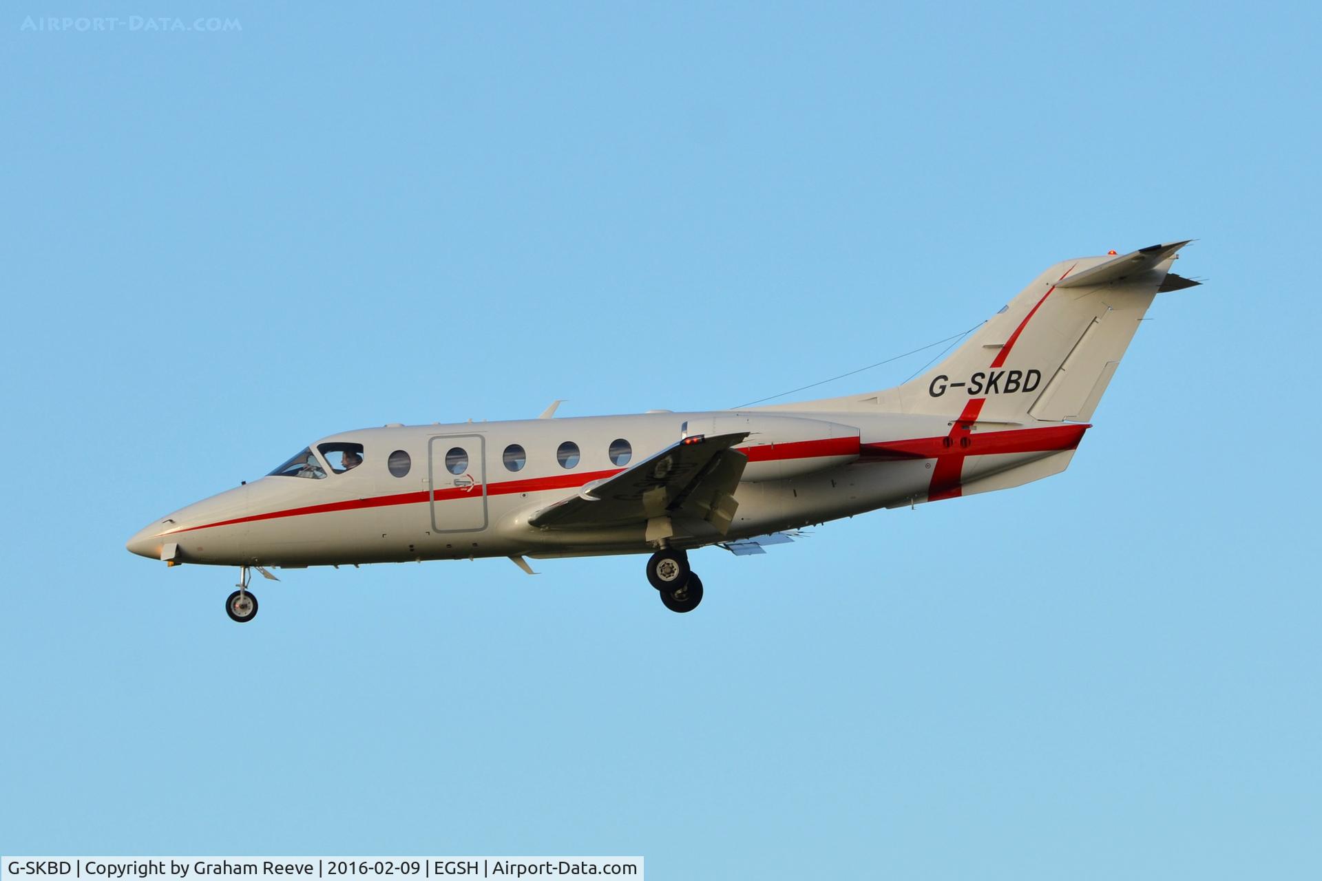 G-SKBD, 2004 Raytheon Beechjet 400A C/N RK-376, Landing at Norwich.