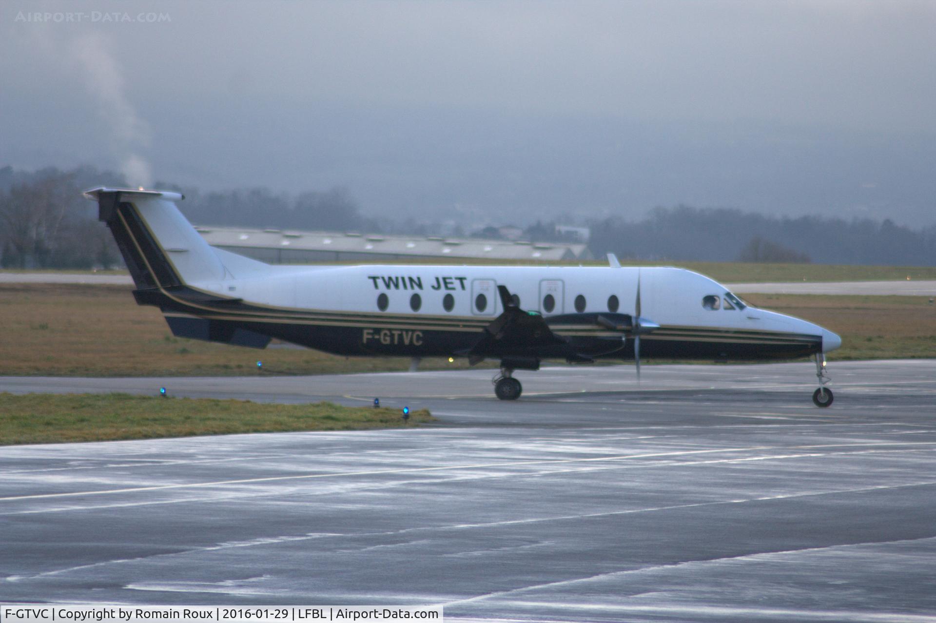 F-GTVC, 1998 Beech 1900D C/N UE-349, Taxiing