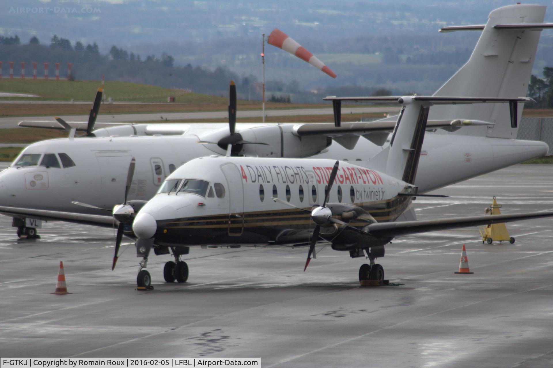 F-GTKJ, 1998 Beech 1900D C/N UE-348, Parked