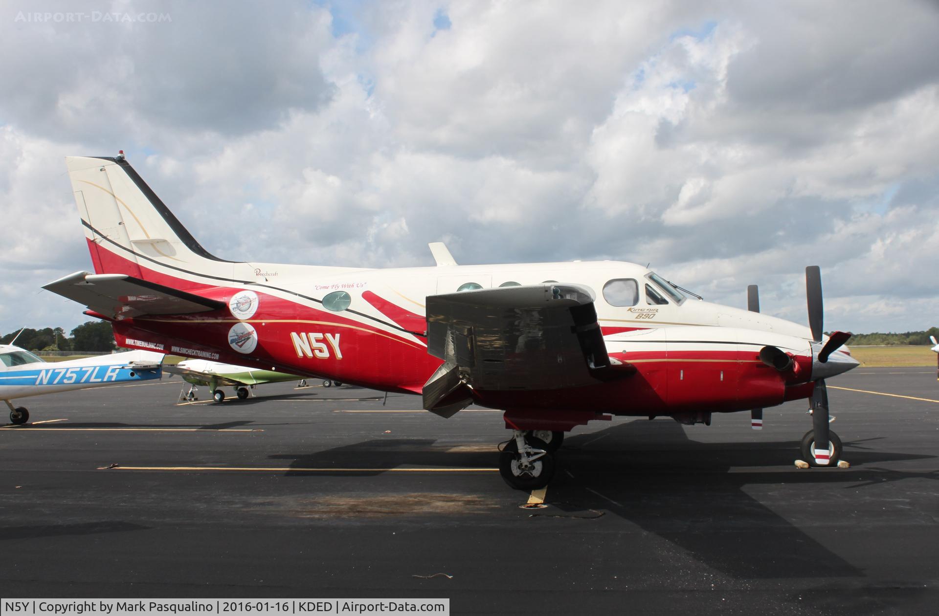 N5Y, 1967 Beech 65-A90 C/N LJ-272, Beech A90