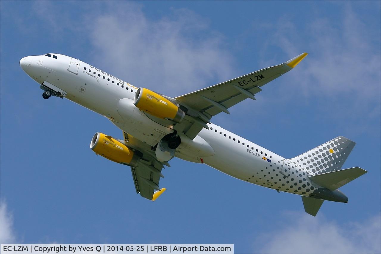 EC-LZM, 2013 Airbus A320-232 C/N 5877, Airbus A320-232, Take-off rwy 25L, Brest-Bretagne airport (LFRB-BES
