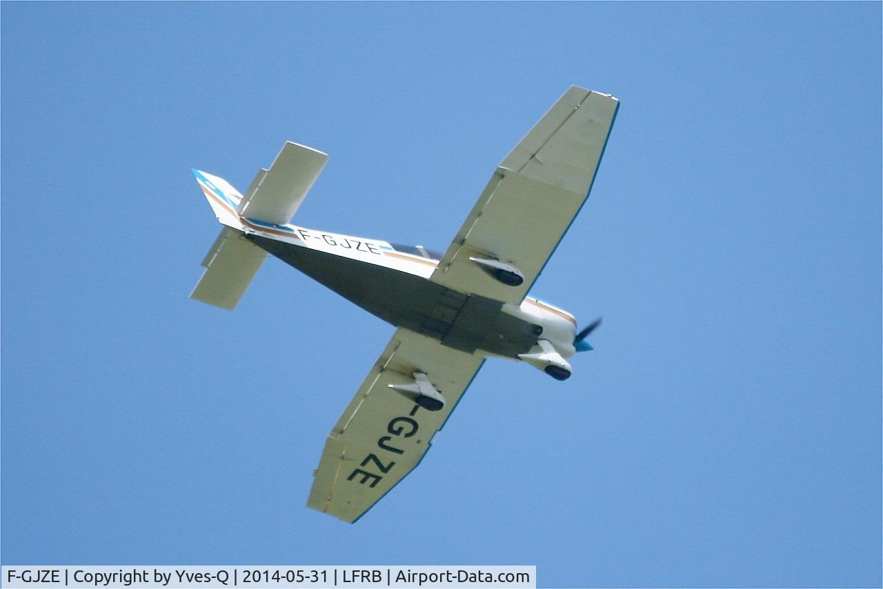 F-GJZE, Robin DR-400-120 Petit Prince C/N 2005, Robin DR-400-120, Training flight over Brest-Bretagne Airport (LFRB-BES)