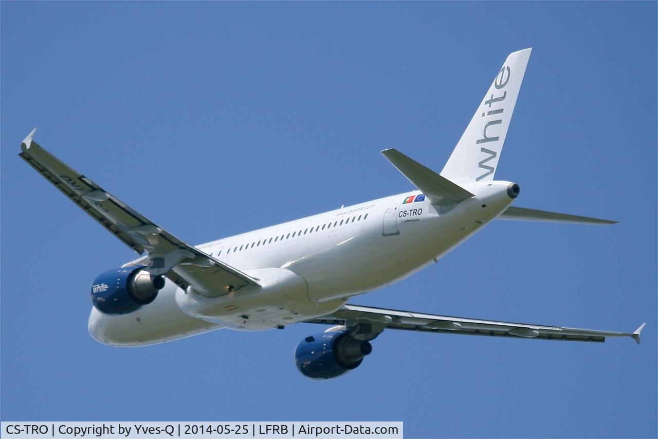 CS-TRO, 1995 Airbus A320-214 C/N 548, Airbus A320-214, Take off rwy 25L, Brest-Bretagne airport (LFRB-BES)
