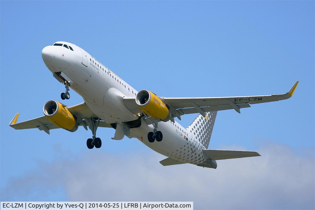 EC-LZM, 2013 Airbus A320-232 C/N 5877, Airbus A320-232, Take-off rwy 25L, Brest-Bretagne airport (LFRB-BES)