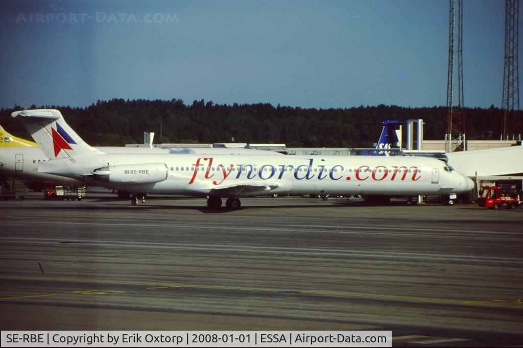 SE-RBE, 1982 McDonnell Douglas MD-82 (DC-9-82) C/N 49152, SE-RBE in ARN JUN05
