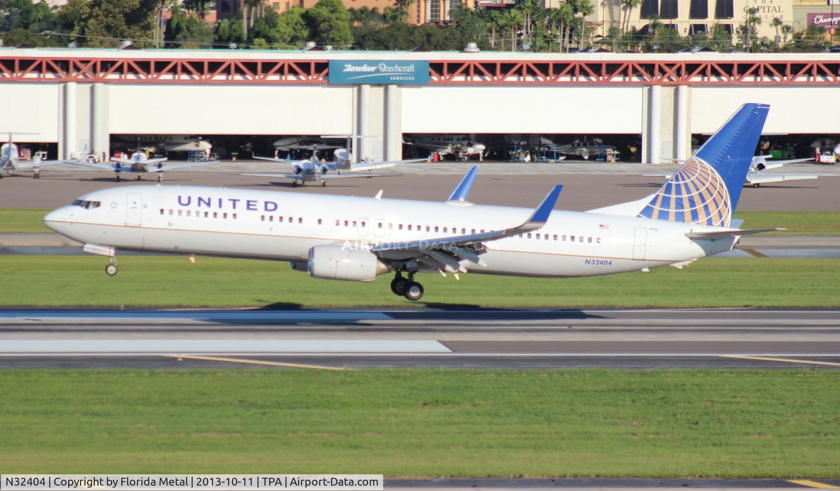 N32404, 2001 Boeing 737-924 C/N 30121, United