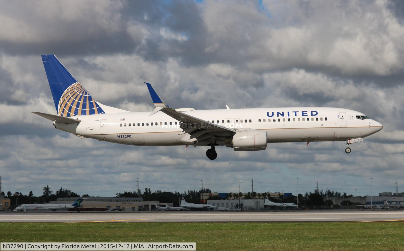 N37290, 2004 Boeing 737-824 C/N 31601, United