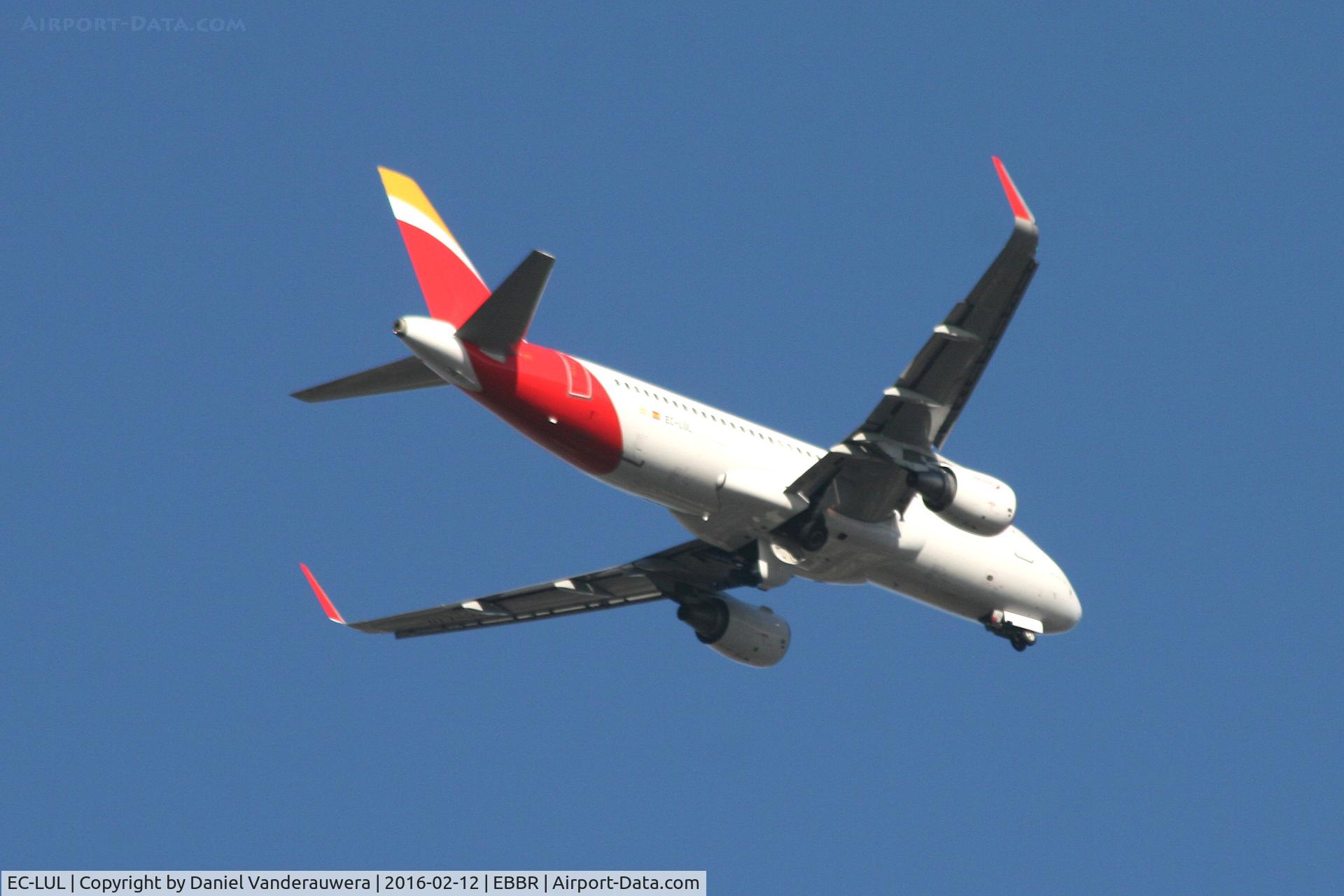 EC-LUL, 2013 Airbus A320-216 C/N 5486, Flight IB3202 on approach to RWY 07L