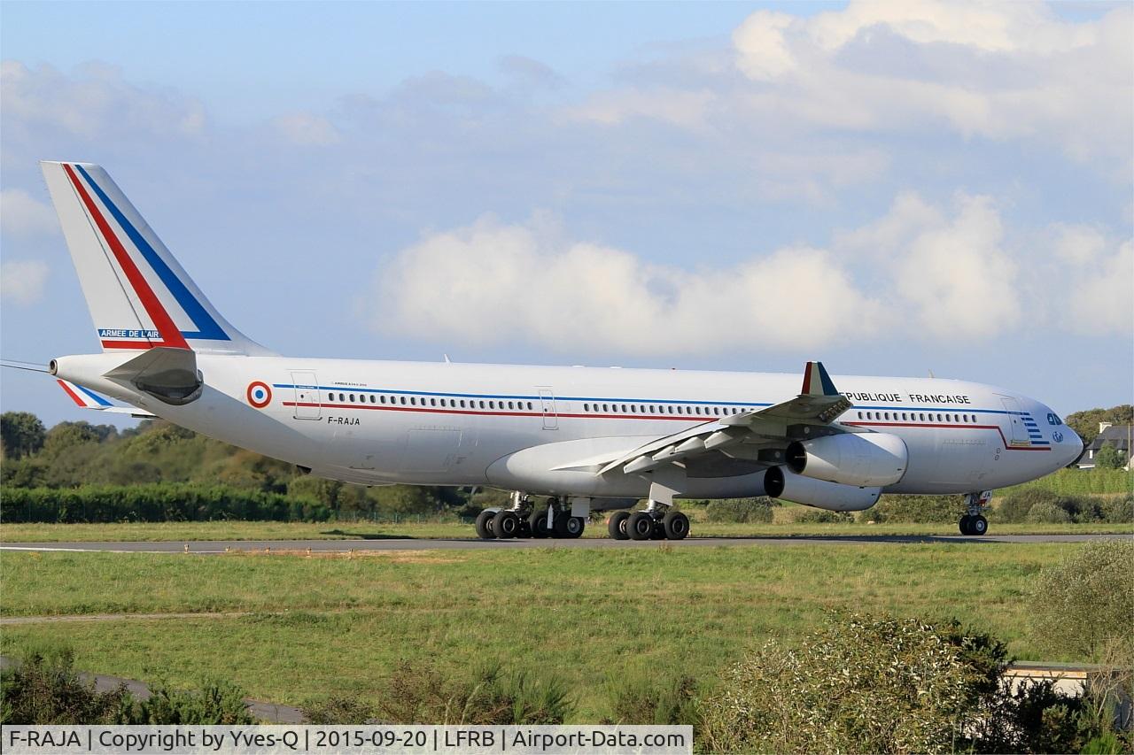 F-RAJA, 1995 Airbus A340-212 C/N 075, French Air Force Airbus A340-212, Taxiing to holding point rwy 25L, Brest-Bretagne airport (LFRB-BES)