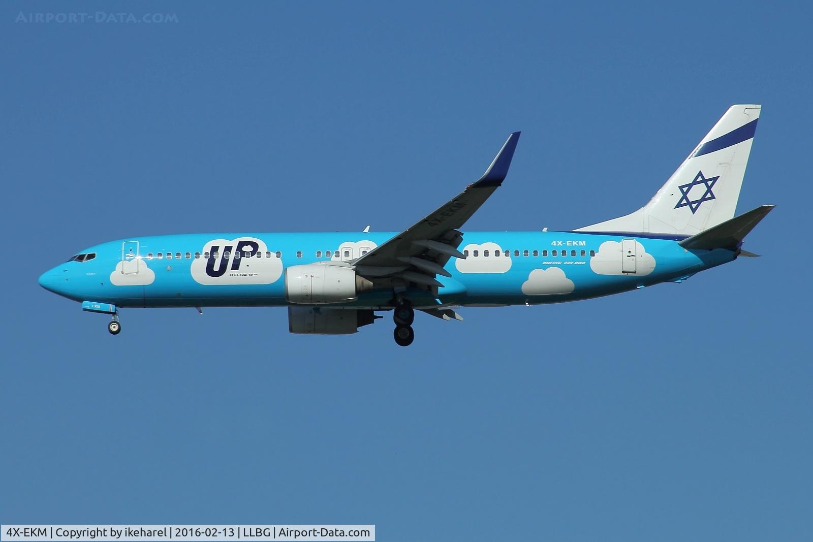 4X-EKM, 2000 Boeing 737-804 C/N 30465, Final approach on runway 30, fly in from Munich, Germany.