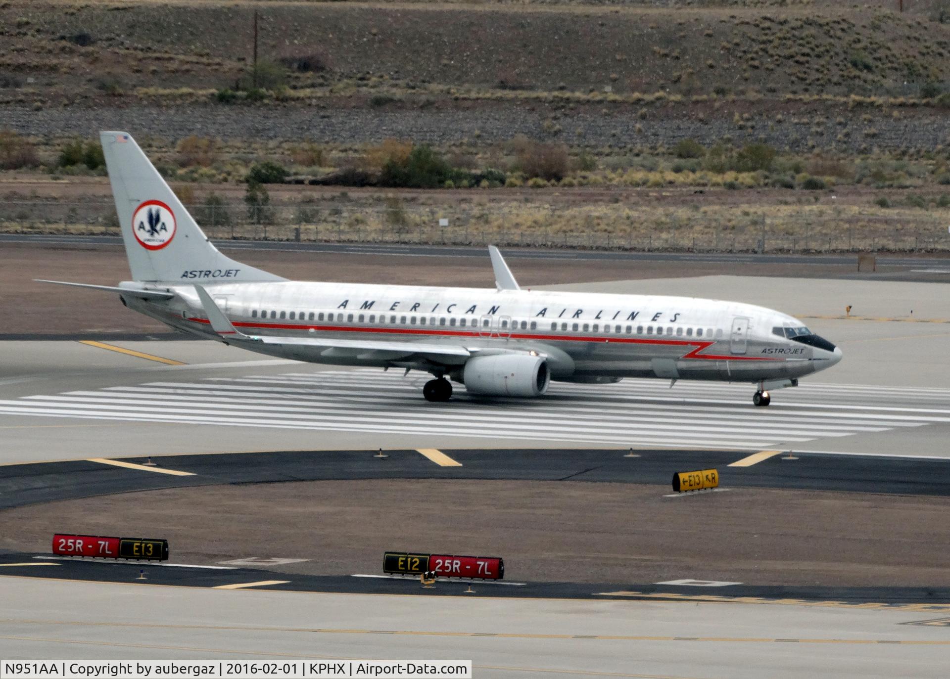 N951AA, 2000 Boeing 737-823 C/N 29538, PHX DEPARTURE