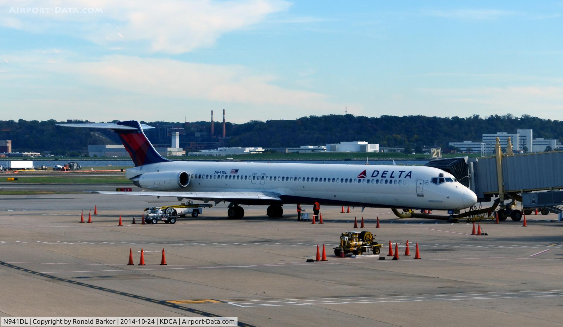 N941DL, 1989 McDonnell Douglas MD-88 C/N 49814, Gate 21 National