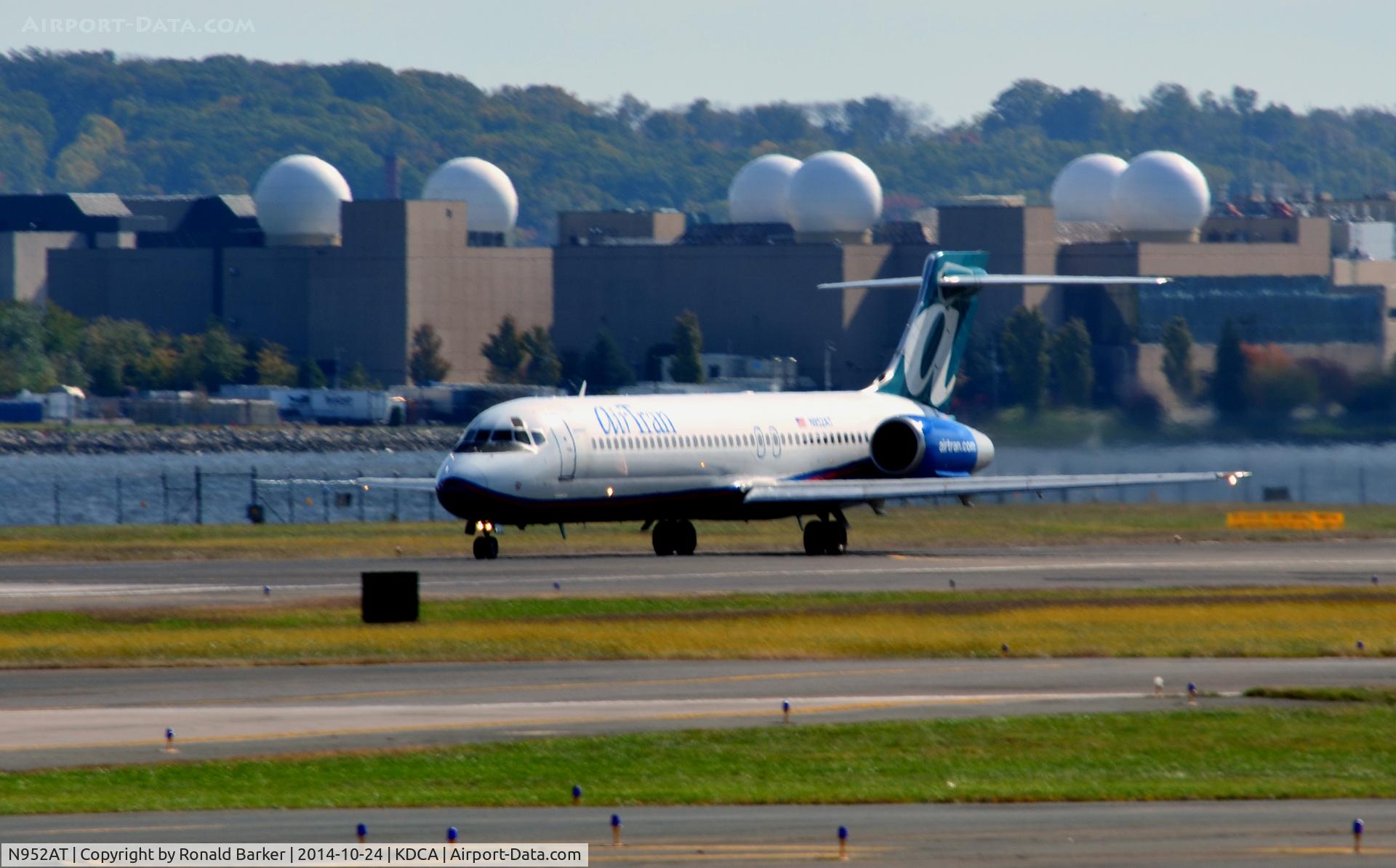 N952AT, 2000 Boeing 717-200 C/N 55014, Takeoff National