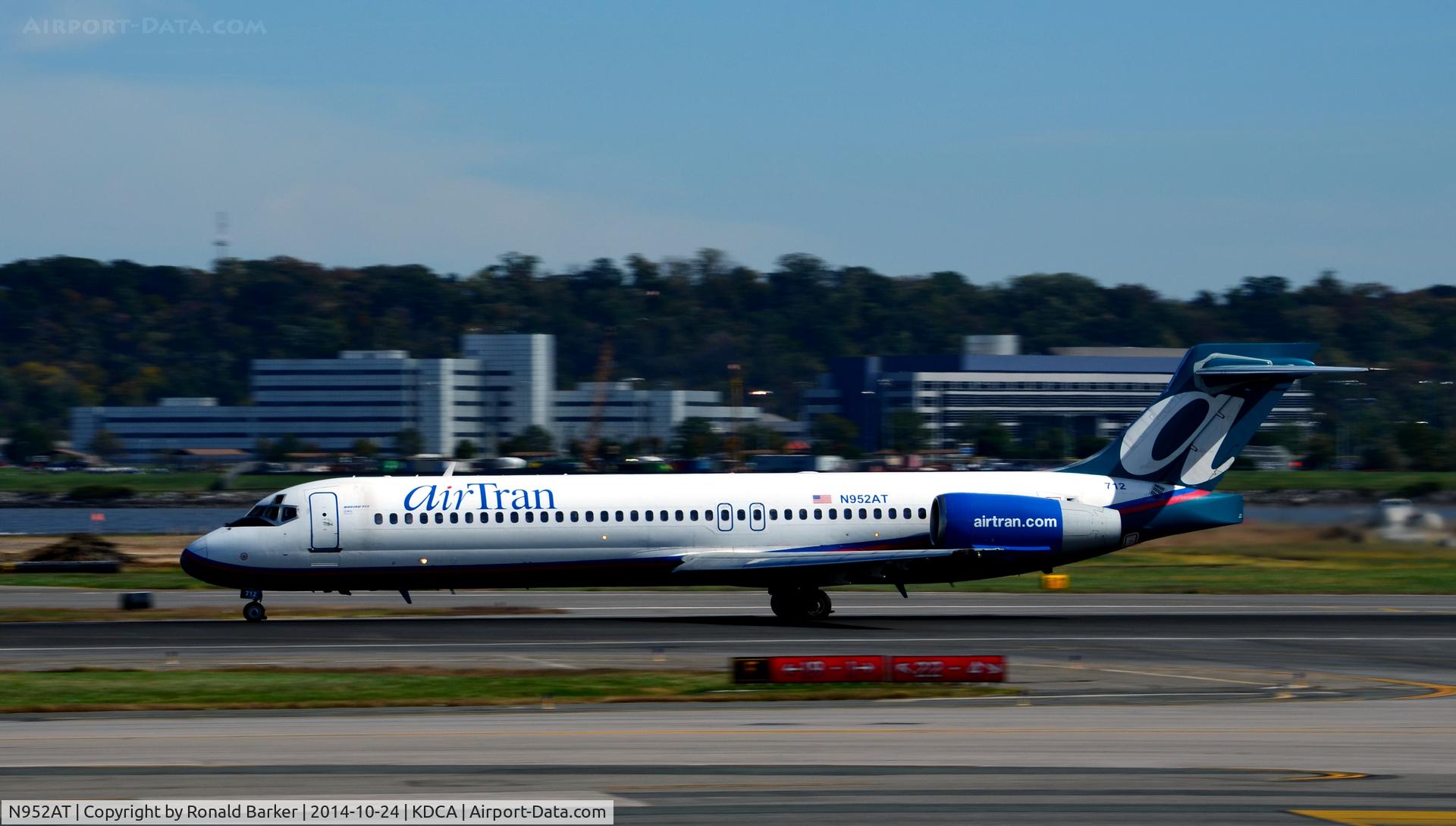 N952AT, 2000 Boeing 717-200 C/N 55014, Takeoff roll National