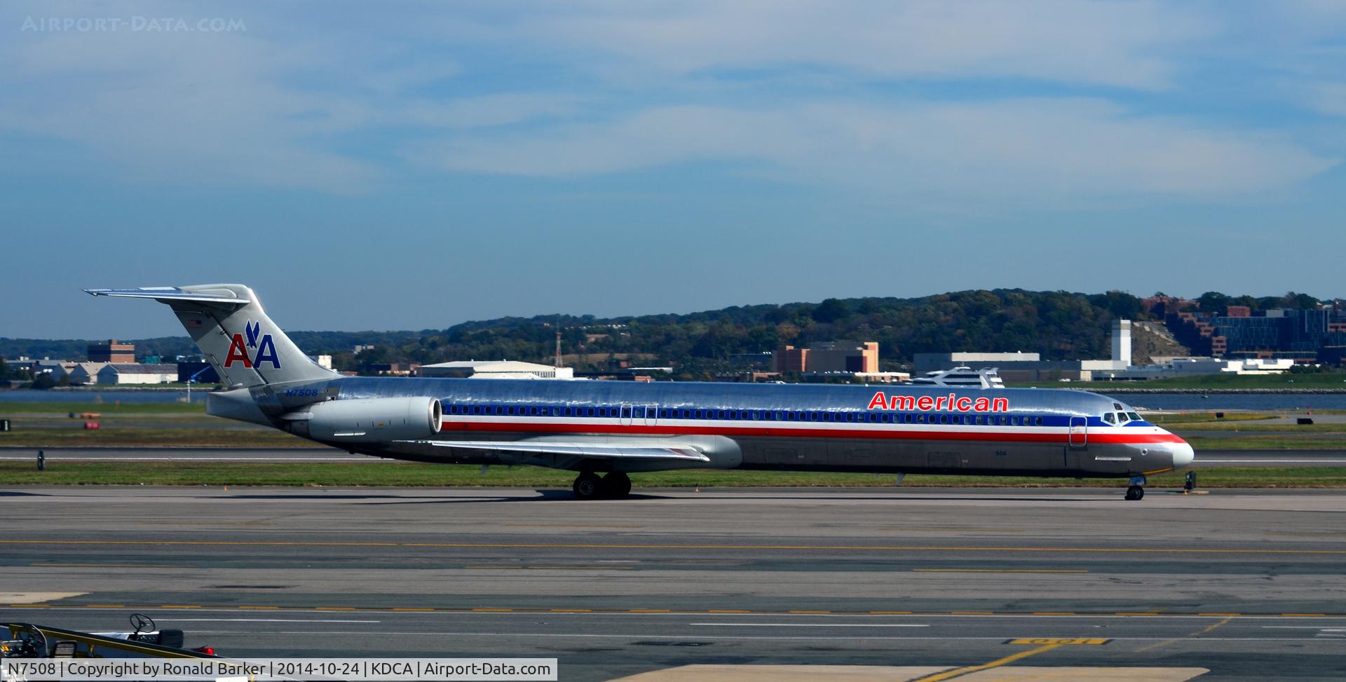 N7508, 1989 McDonnell Douglas MD-82 (DC-9-82) C/N 49802, Taxi National