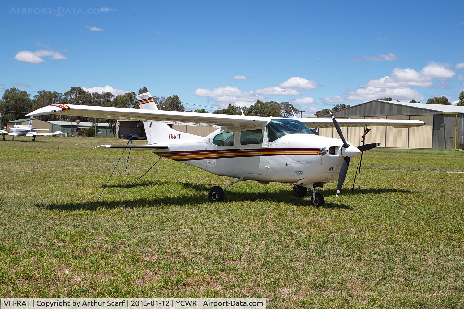 VH-RAT, 1973 Cessna 210L Centurion C/N 21059946, VH-RAT Cowra NSW 2015