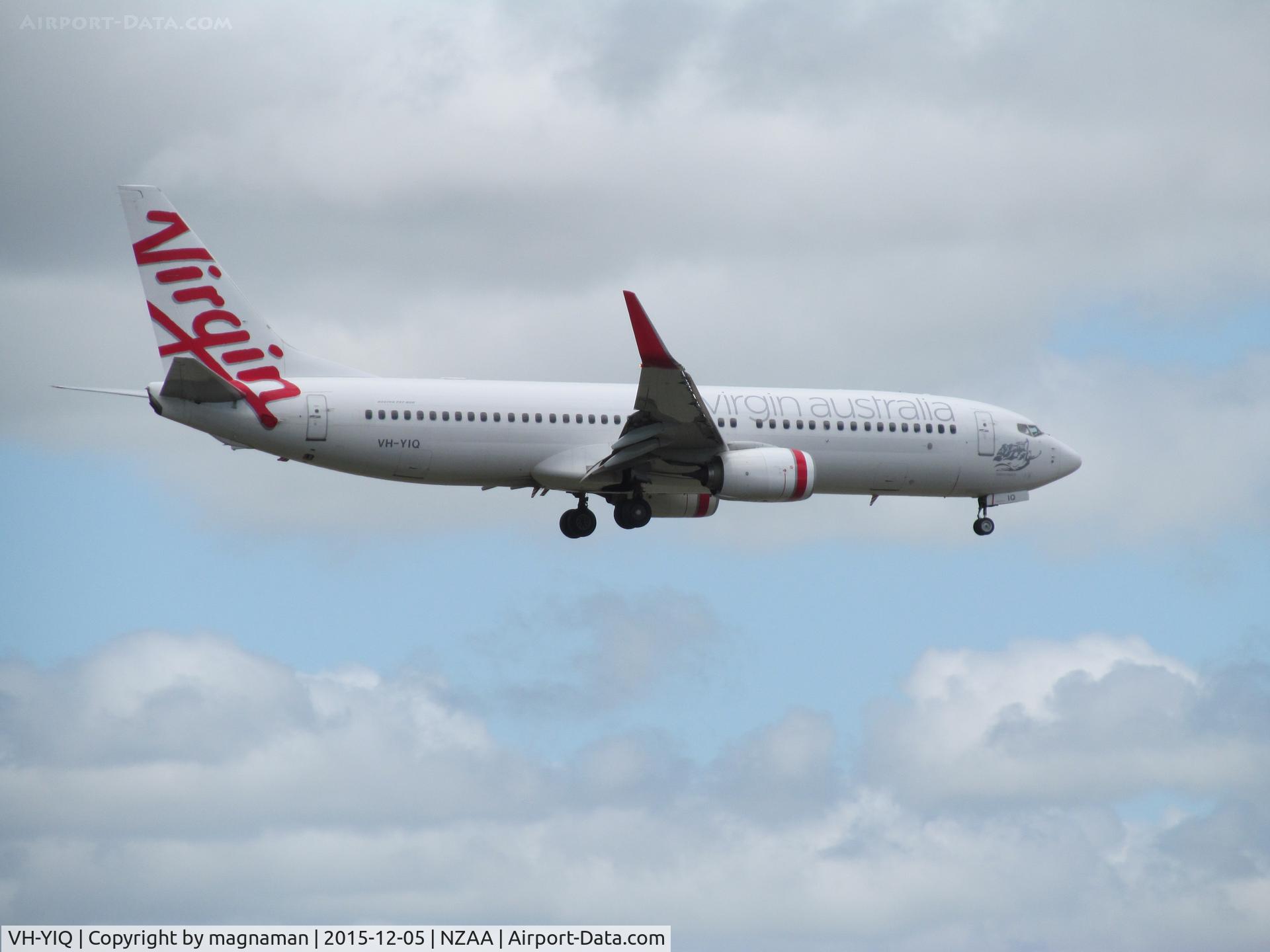 VH-YIQ, 2012 Boeing 737-8FE C/N 38715, landing at AKL