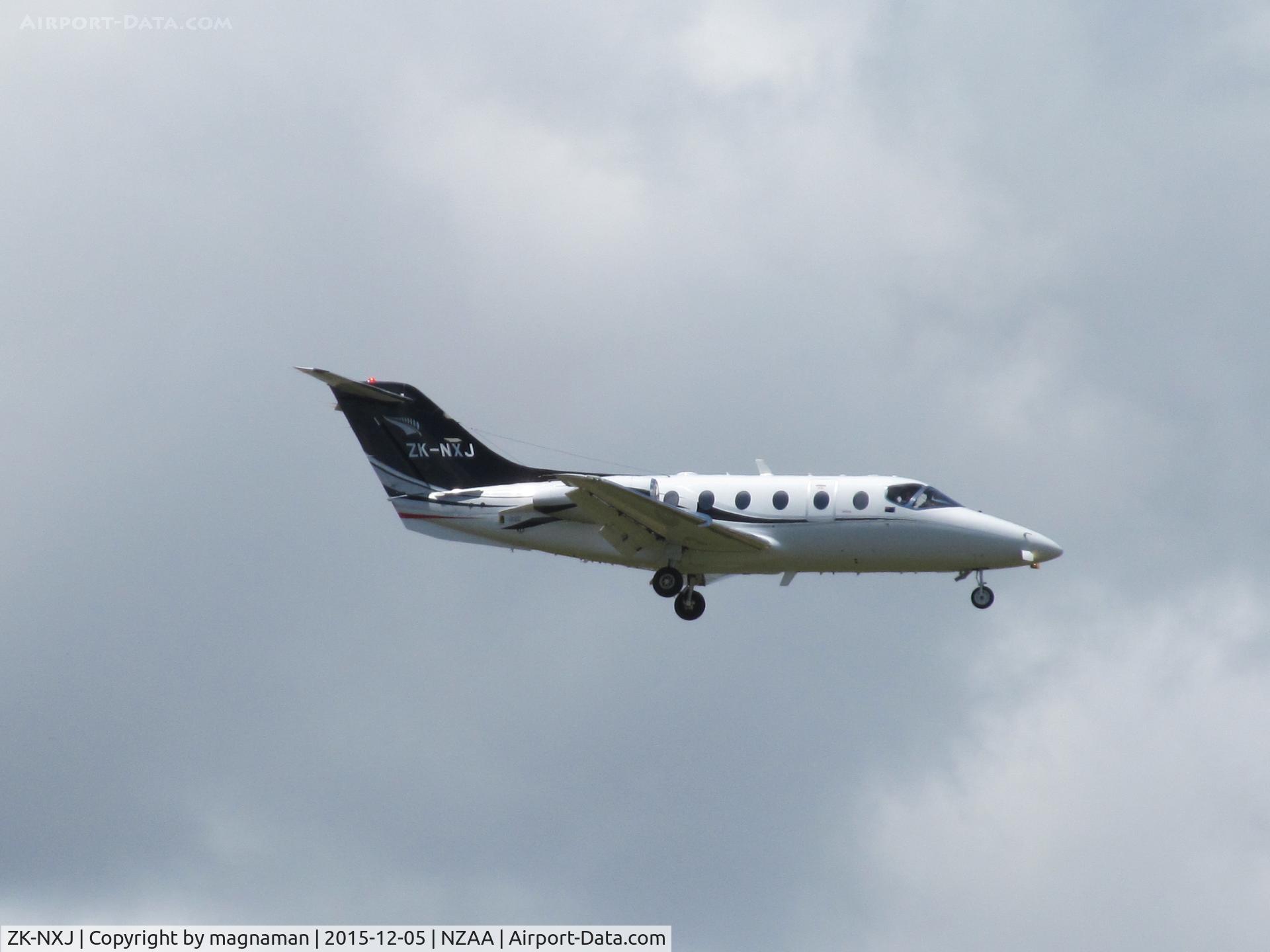 ZK-NXJ, 1998 Raytheon Beechjet 400A C/N RK-210, landing at AKL
