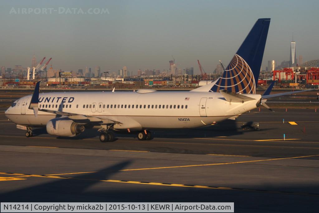 N14214, 1998 Boeing 737-824 C/N 28774, Taxiing