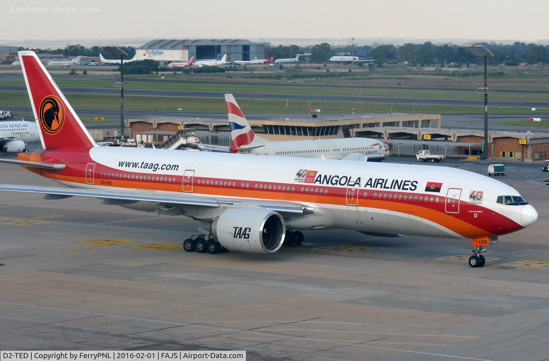 D2-TED, 2006 Boeing 777-2M2/ER C/N 34565/581, TAAG B772 taxying to the active.