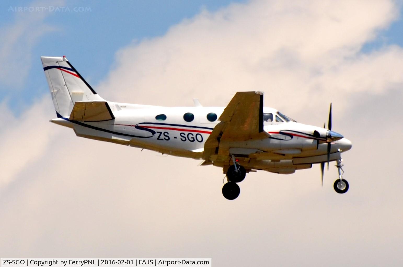 ZS-SGO, 1981 Beech C90 King Air C/N LJ-954, Beech C90 landing in JNB