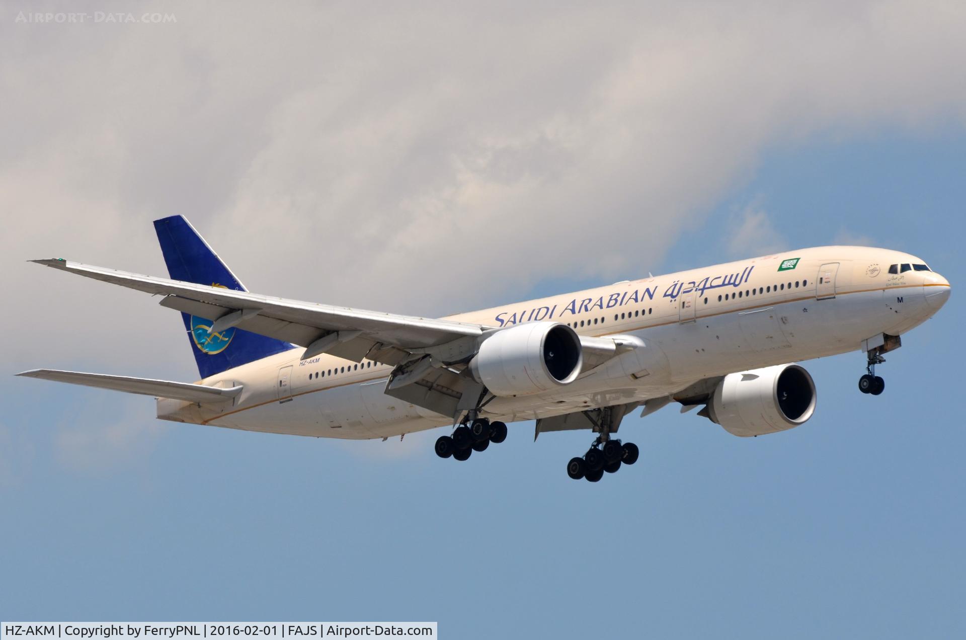 HZ-AKM, 1998 Boeing 777-268/ER C/N 28356, Saudia B772 landing