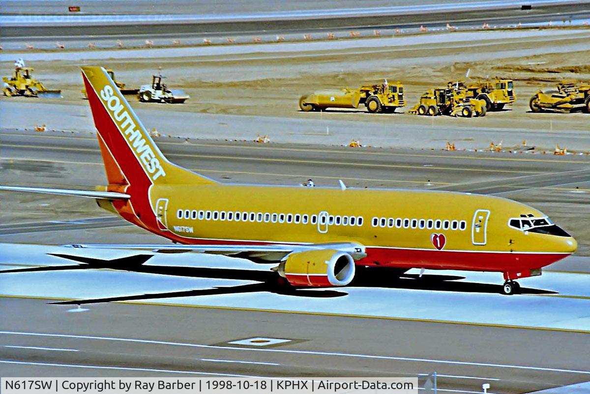 N617SW, 1995 Boeing 737-3H4 C/N 27700, Boeing 737-3H4 [27700] (Southwest Airlines) Phoenix-Sky Harbor International~N 18/10/1998