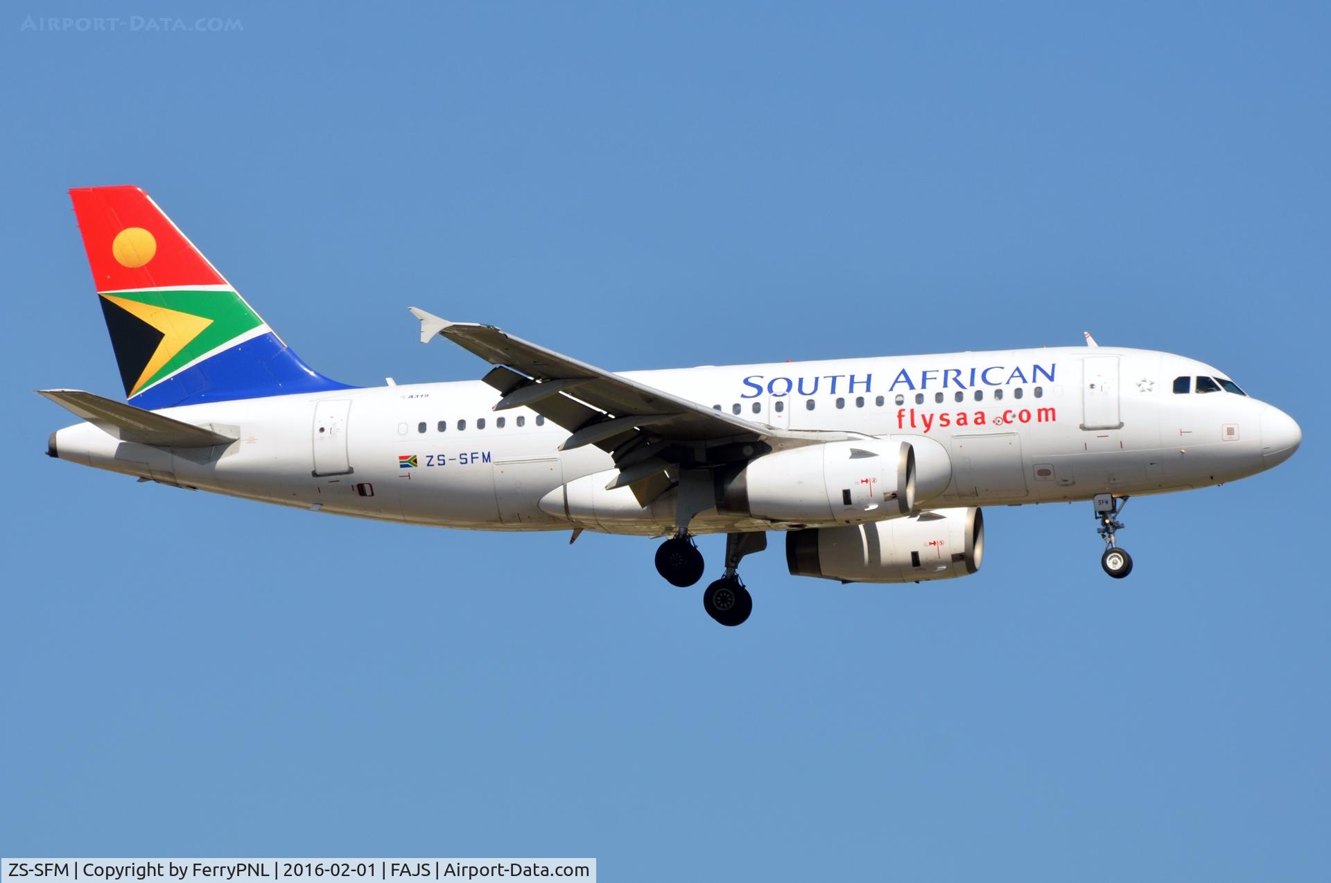 ZS-SFM, 2005 Airbus A319-131 C/N 2469, A319 on short final.