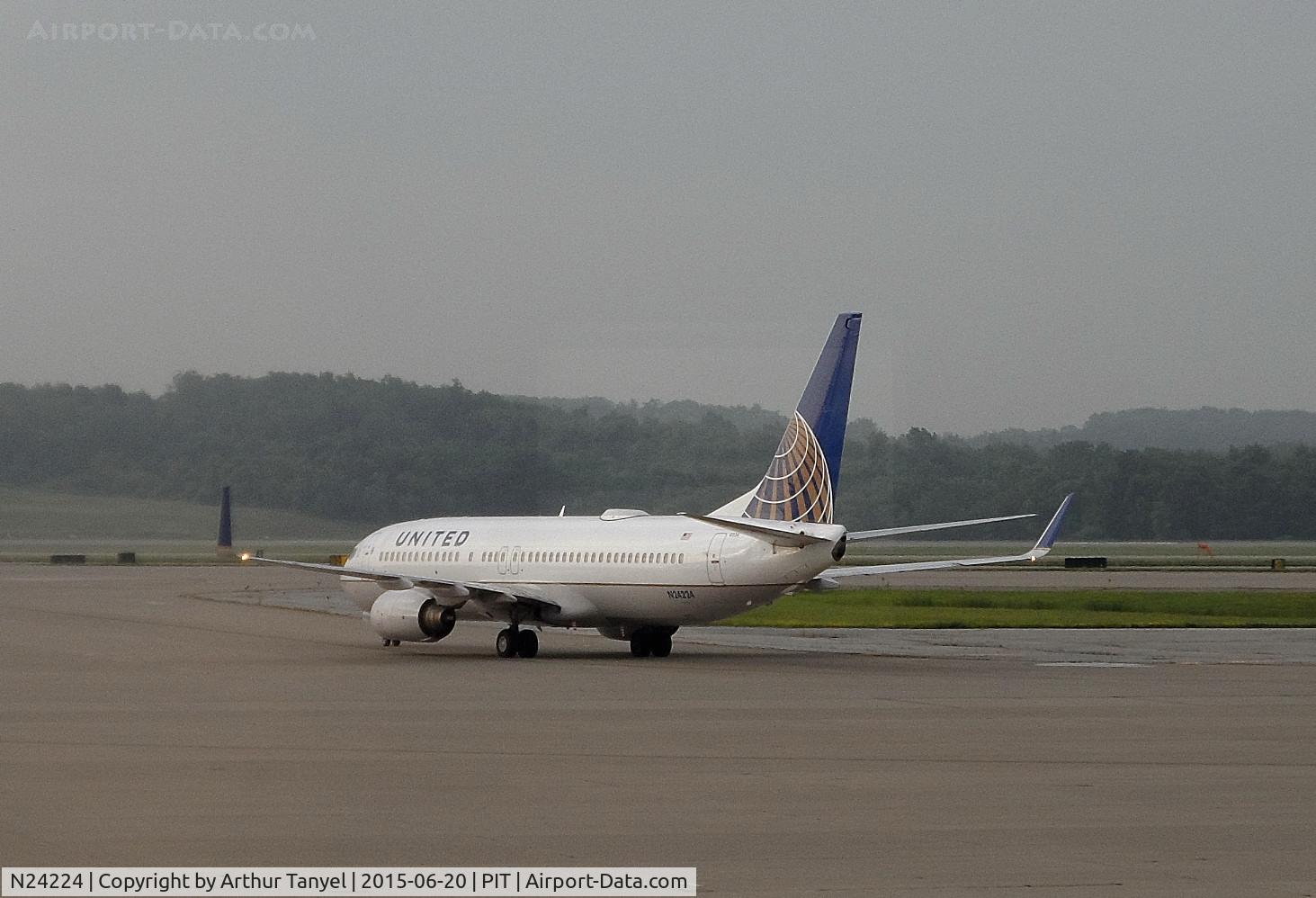 N24224, 1998 Boeing 737-824 C/N 28933, Taxiing after landing @ PIT