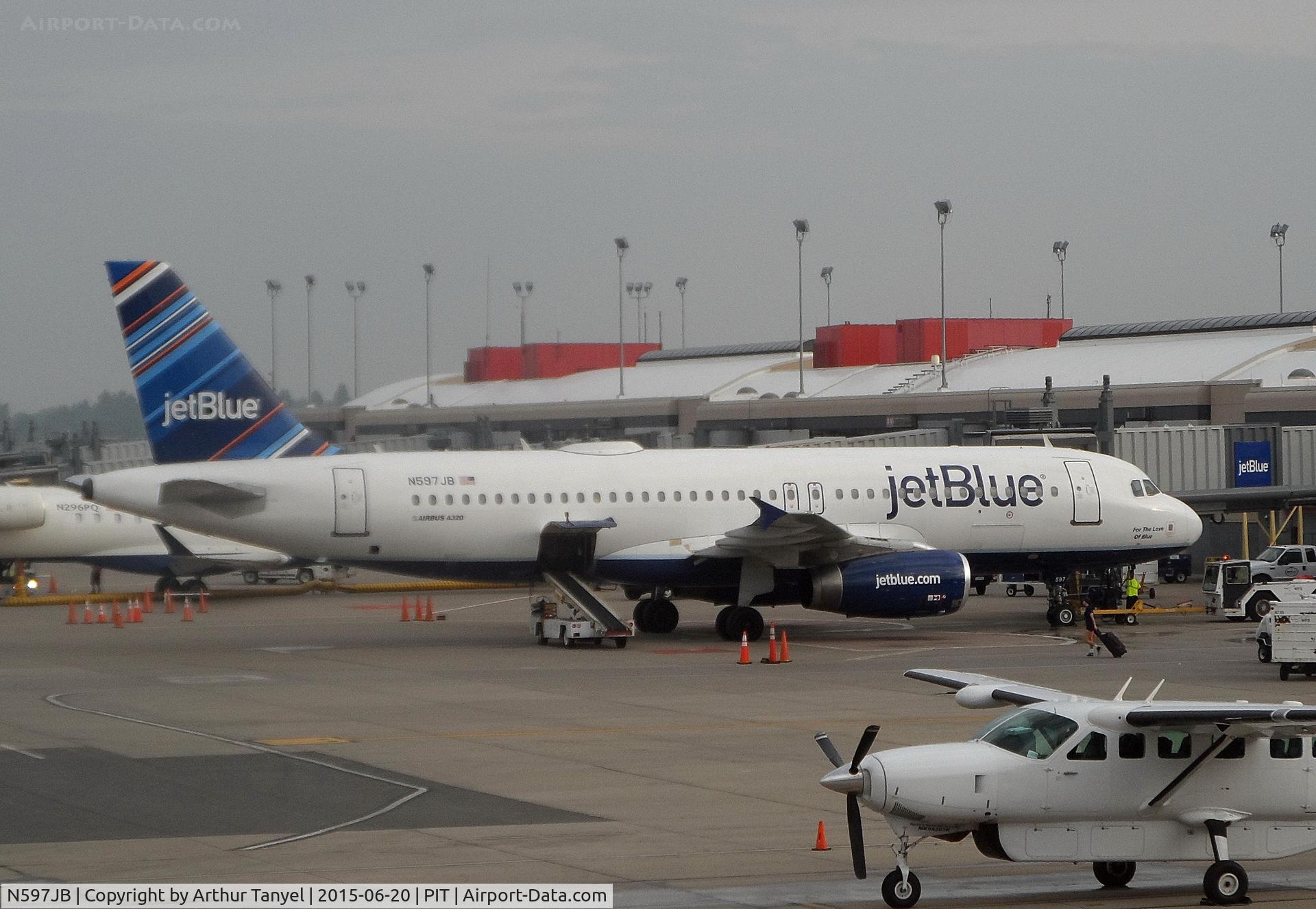 N597JB, 2004 Airbus A320-232 C/N 2307, @ gate @ PIT